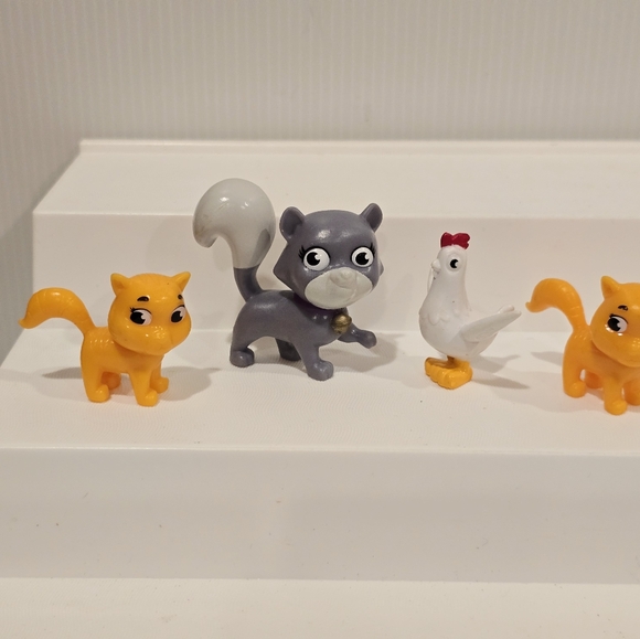 Paw Patrol Animal Friends Figure Set - Yellow, Gray, White - Picture 2 of 4